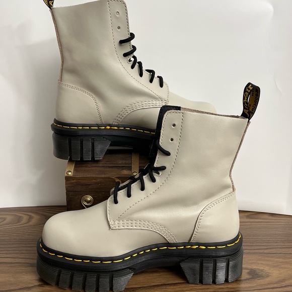 Dr. Martens  Audrick 8-Eye Boot EU 39 US 8 in Cement Platform Boots - Picture 4 of 12